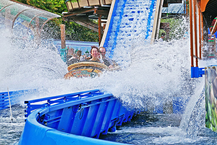 aus bis zu 18 m Höhe geht es mit zu 50 km/h bergab aufd Oktoberfest 2024 bei Jim & Jasper's Wild Wasser - die größte transportablen Wildwasserbahn Europas (©Foto: Konstantin Krenek)